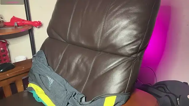 Snapshot of pantslesstraveler_plt chatting on September 2025 08:31:02 AM pantslesstraveler plt online show from September 2025 08:31:02 AM