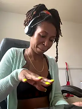 LeyaHoneybuns online show from November 2025 07:25:01 PM