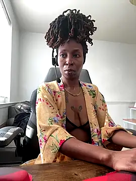 LeyaHoneybuns online show from January 2026 04:45:01 PM