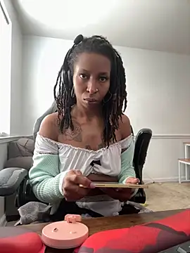 LeyaHoneybuns online show from November 2025 05:05:01 PM