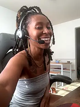 LeyaHoneybuns online show from December 2025 04:30:01 PM