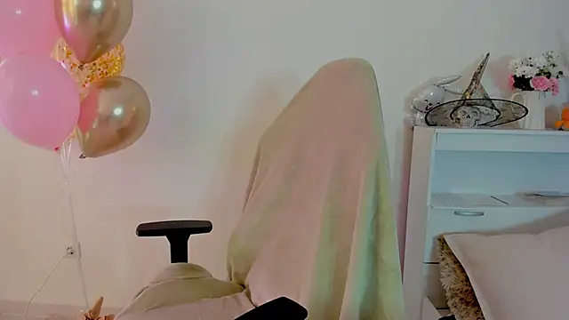 crystalnut online show from October 2025 02:57:01 AM