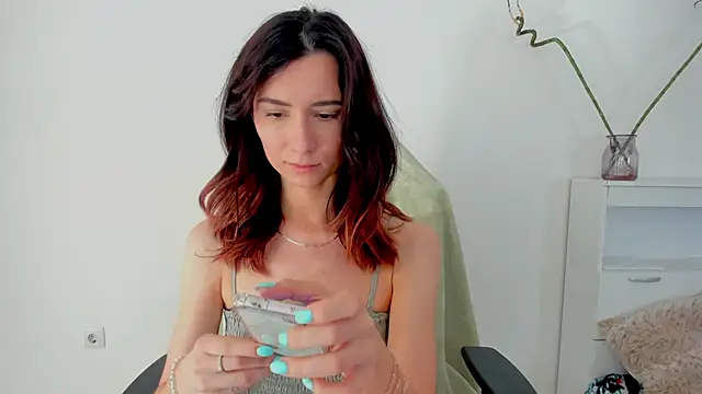 crystalnut online show from September 2025 03:05:01 AM