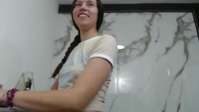 Lindsey8 online show from April 2026 01:04:02 PM