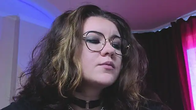 Laura Karamazov online show from October 2025 12:17:02 PM