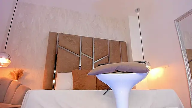 Martinaa Jones  online show from February 2026 01:00:02 PM