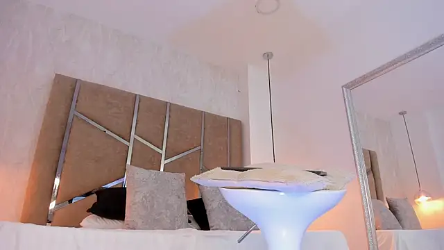 Martinaa Jones  online show from December 2025 12:20:02 PM