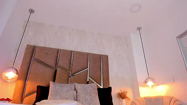 Martinaa Jones  online show from November 2025 08:08:01 PM