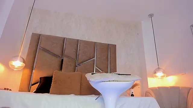 Martinaa Jones  online show from January 2026 12:45:01 PM