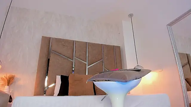 Martinaa Jones  online show from February 2026 12:38:01 PM