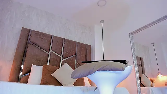 Martinaa Jones  online show from March 2026 12:34:01 PM