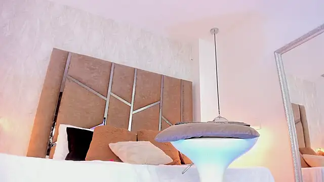 Martinaa Jones  online show from March 2026 12:51:02 PM