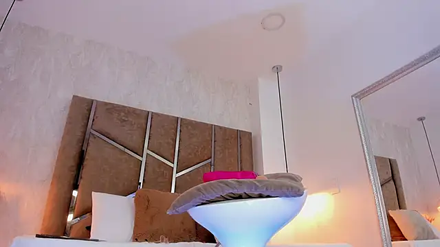 Martinaa Jones  online show from March 2026 12:43:01 PM