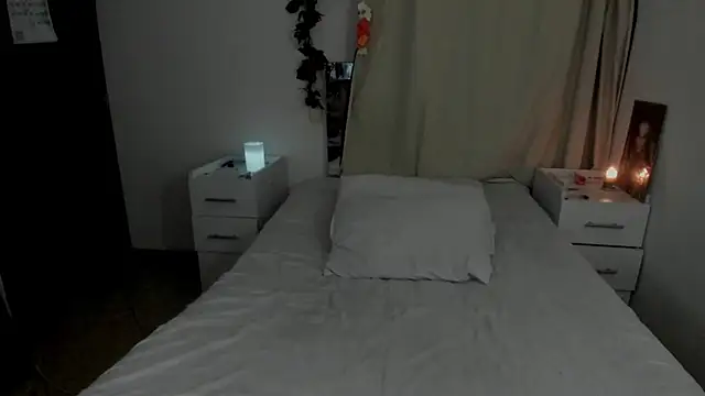 Lucyerobbie online show from March 2026 02:13:02 AM