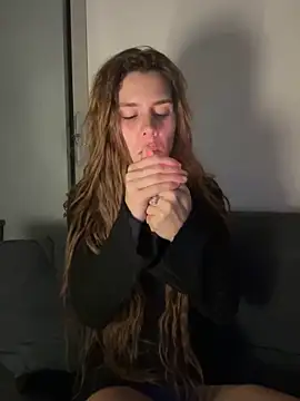 EmiliaCatalina online show from April 2026 01:00:01 AM