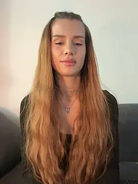 Snapshot of EmiliaCatalina chatting on June 2026 06:29:01 PM EmiliaCatalina online show from June 2026 06:29:01 PM