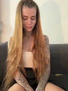 Snapshot of EmiliaCatalina chatting on July 2026 07:22:01 PM EmiliaCatalina online show from July 2026 07:22:01 PM
