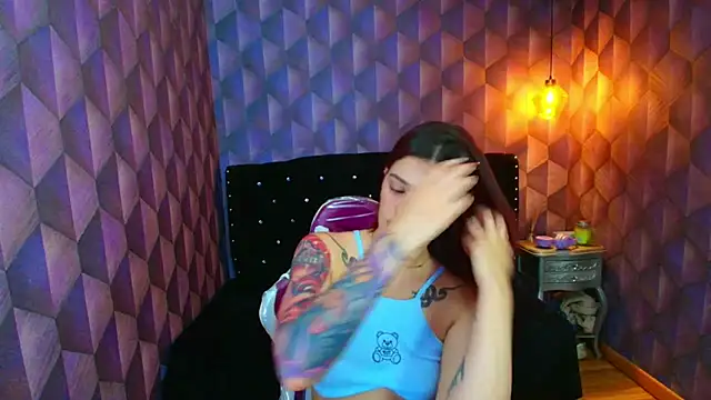 LiaHarryis online show from November 2025 06:33:01 PM