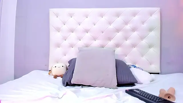 NICOLSKINNY1 online show from February 2026 08:33:02 PM