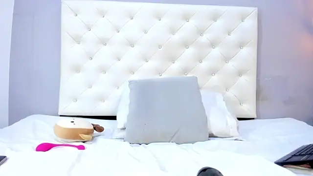 NICOLSKINNY1 online show from May 2026 08:52:02 PM