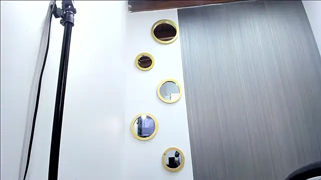 NICOLSKINNY1 online show from December 2025 07:50:02 PM