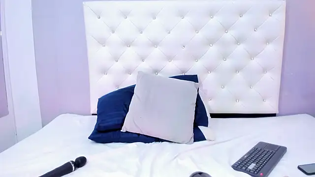 NICOLSKINNY1 online show from October 2025 09:25:02 PM