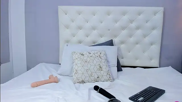 NICOLSKINNY1 online show from October 2025 09:48:02 PM