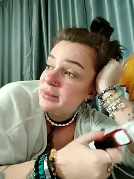 Snapshot of EllieOz chatting on November 2025 12:05:02 PM EllieOz online show from November 2025 12:05:02 PM