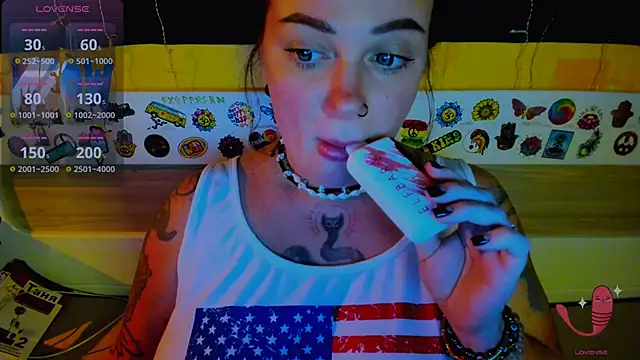 Snapshot of EllieOz chatting on November 2025 05:39:01 PM EllieOz online show from November 2025 05:39:01 PM