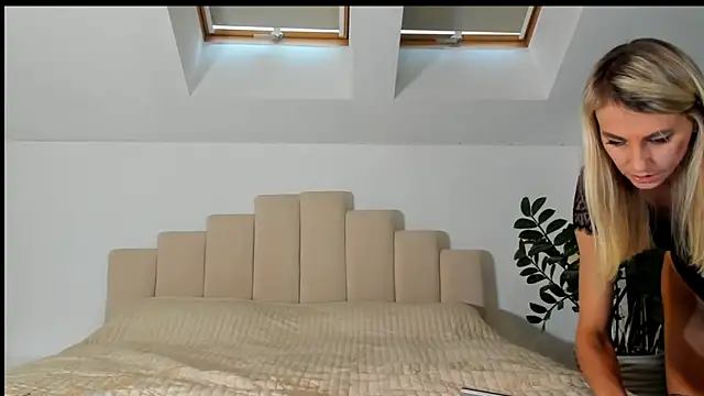 LunAnna online show from September 2025 02:12:01 PM