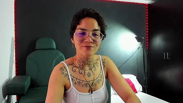 anaroman01 online show from November 2025 04:22:02 PM