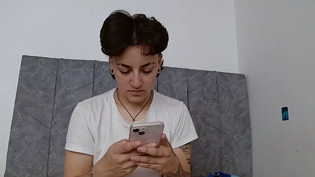 linda 33 online show from October 2025 02:02:02 PM