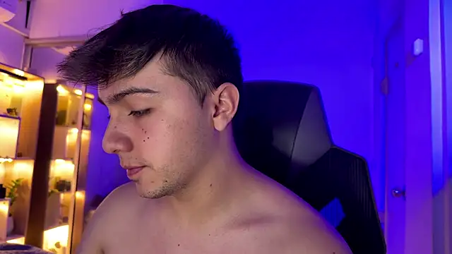 Snapshot of aron__cooper chatting on September 2025 02:18:01 AM aron cooper online show from September 2025 02:18:01 AM