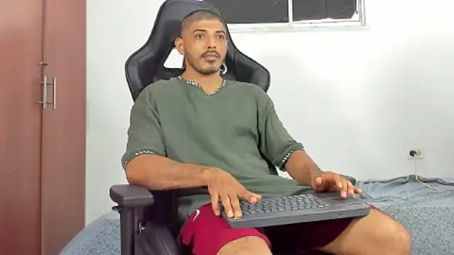 Snapshot of joris_vo chatting on December 2024 08:28:02 PM joris vo online show from December 2024 08:28:02 PM