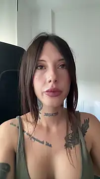 BellaGiaxx online show from November 2025 01:05:02 PM