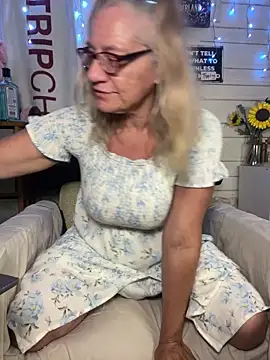 Snapshot of TrenaAnne chatting on May 2026 06:01:02 PM TrenaAnne online show from May 2026 06:01:02 PM