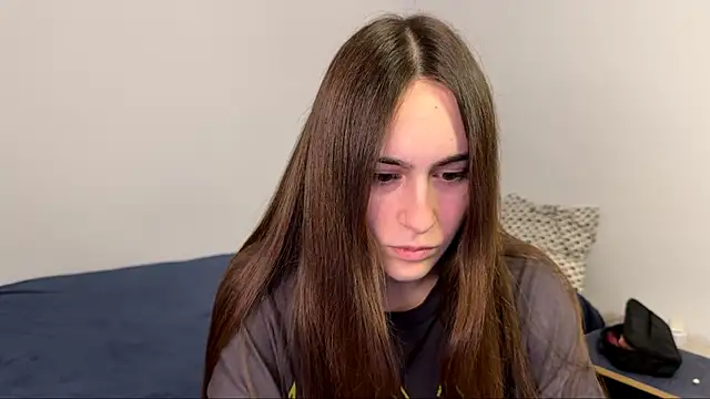 Snapshot of AliceKolltt chatting on April 2026 08:32:01 PM AliceKolltt online show from April 2026 08:32:01 PM