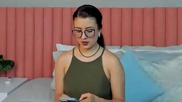 EmaSaenz online show from April 2026 07:00:01 PM