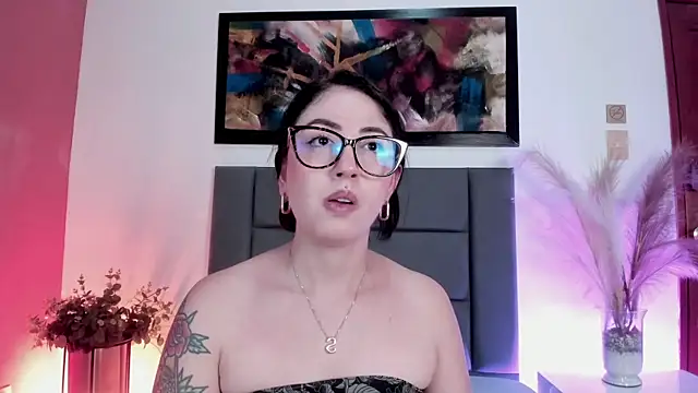 Emilywatsonn online show from April 2026 06:19:01 AM