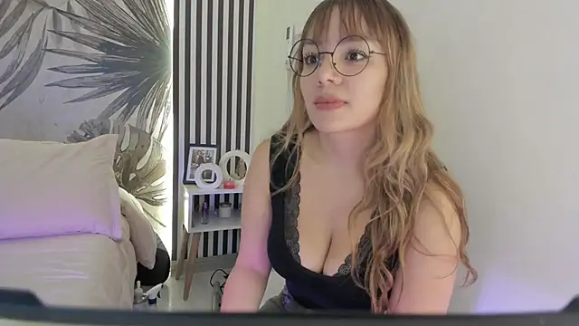 Snapshot of Samaantha-White chatting on March 2026 11:44:01 AM Samaantha-White online show from March 2026 11:44:01 AM