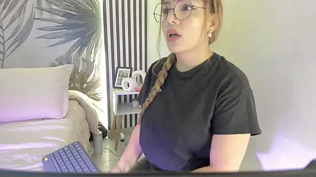 Snapshot of Samaantha-White chatting on March 2026 11:42:01 AM Samaantha-White online show from March 2026 11:42:01 AM