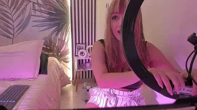 Snapshot of Samaantha-White chatting on April 2026 11:28:01 AM Samaantha-White online show from April 2026 11:28:01 AM