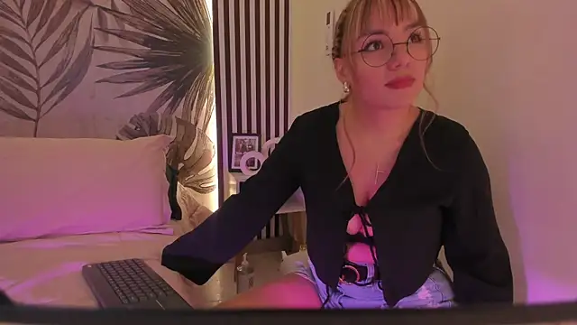 Snapshot of Samaantha-White chatting on April 2026 11:38:01 AM Samaantha-White online show from April 2026 11:38:01 AM