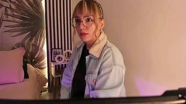 Snapshot of Samaantha-White chatting on April 2026 11:33:01 AM Samaantha-White online show from April 2026 11:33:01 AM