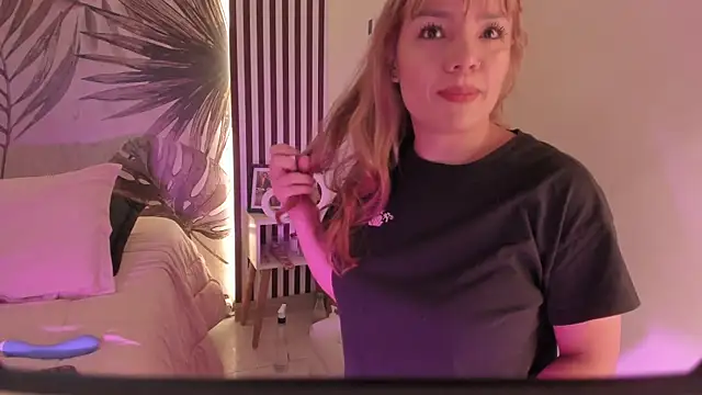 Snapshot of Samaantha-White chatting on April 2026 11:44:02 AM Samaantha-White online show from April 2026 11:44:02 AM