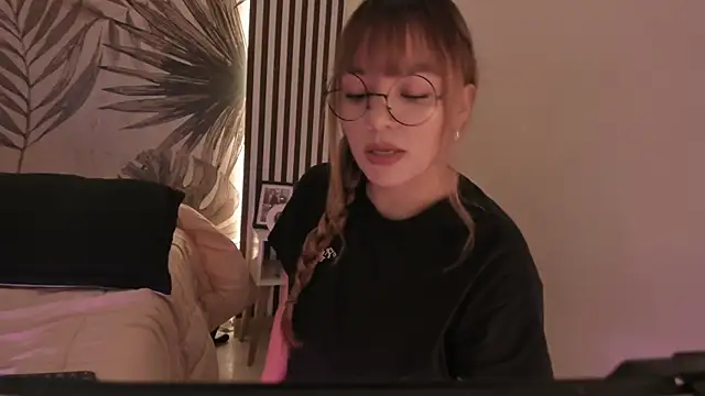 Snapshot of Samaantha-White chatting on March 2026 11:44:02 AM Samaantha-White online show from March 2026 11:44:02 AM