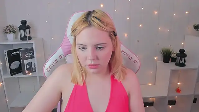 Snapshot of Stacy_Luv chatting on December 2025 09:11:02 AM Stacy Luv online show from December 2025 09:11:02 AM