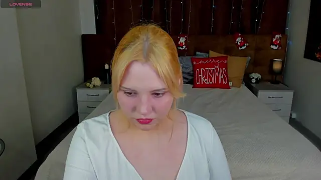 Snapshot of Stacy_Luv chatting on December 2025 09:04:02 AM Stacy Luv online show from December 2025 09:04:02 AM