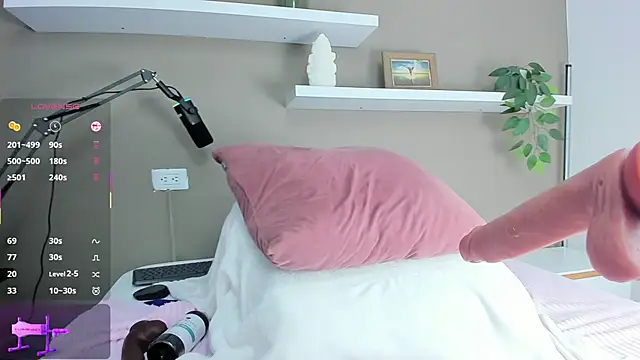 ashley nicoll online show from November 2025 01:38:02 PM