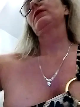 Snapshot of Tinuus chatting on September 2025 06:46:01 PM Tinuus online show from September 2025 06:46:01 PM